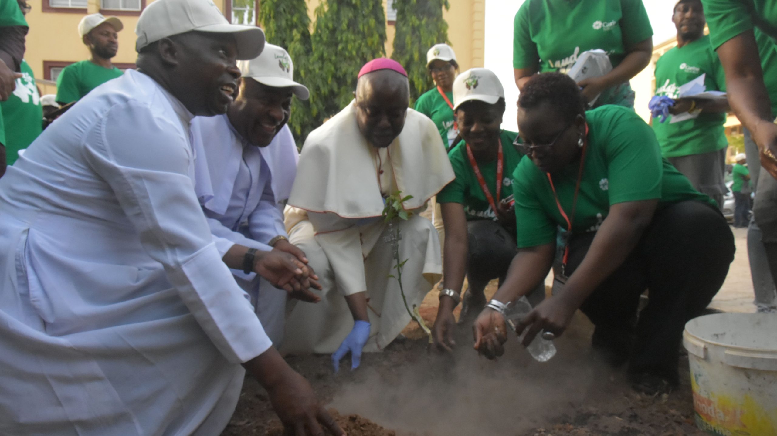 Dioceses Nigerianas Criam Raízes: Árvores aos Milhares”