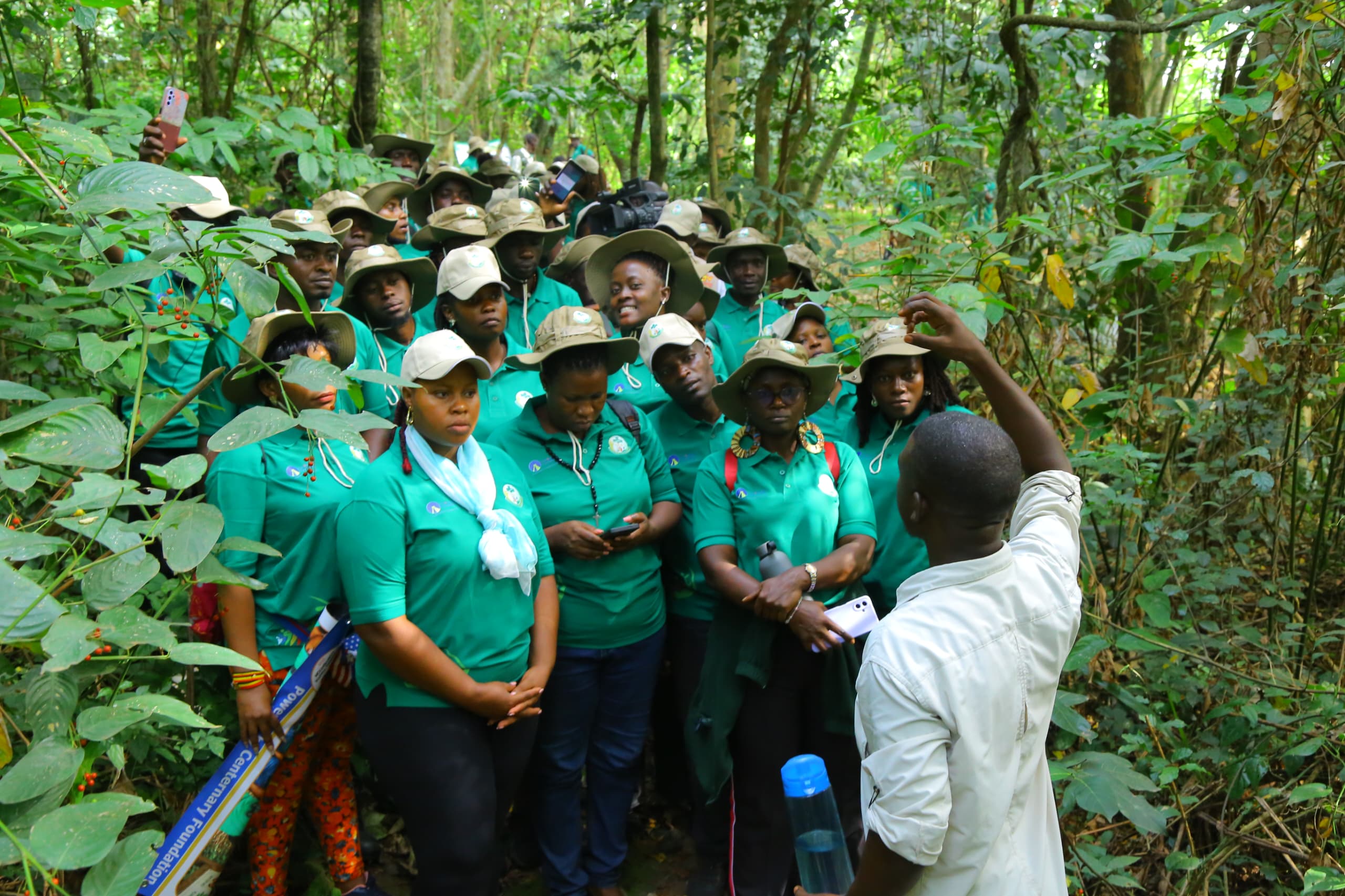 Onde o Aprendizado Se Enraíza: Jovens Católicos em Kampala Colocam em Prática suas Competências Ecológicas